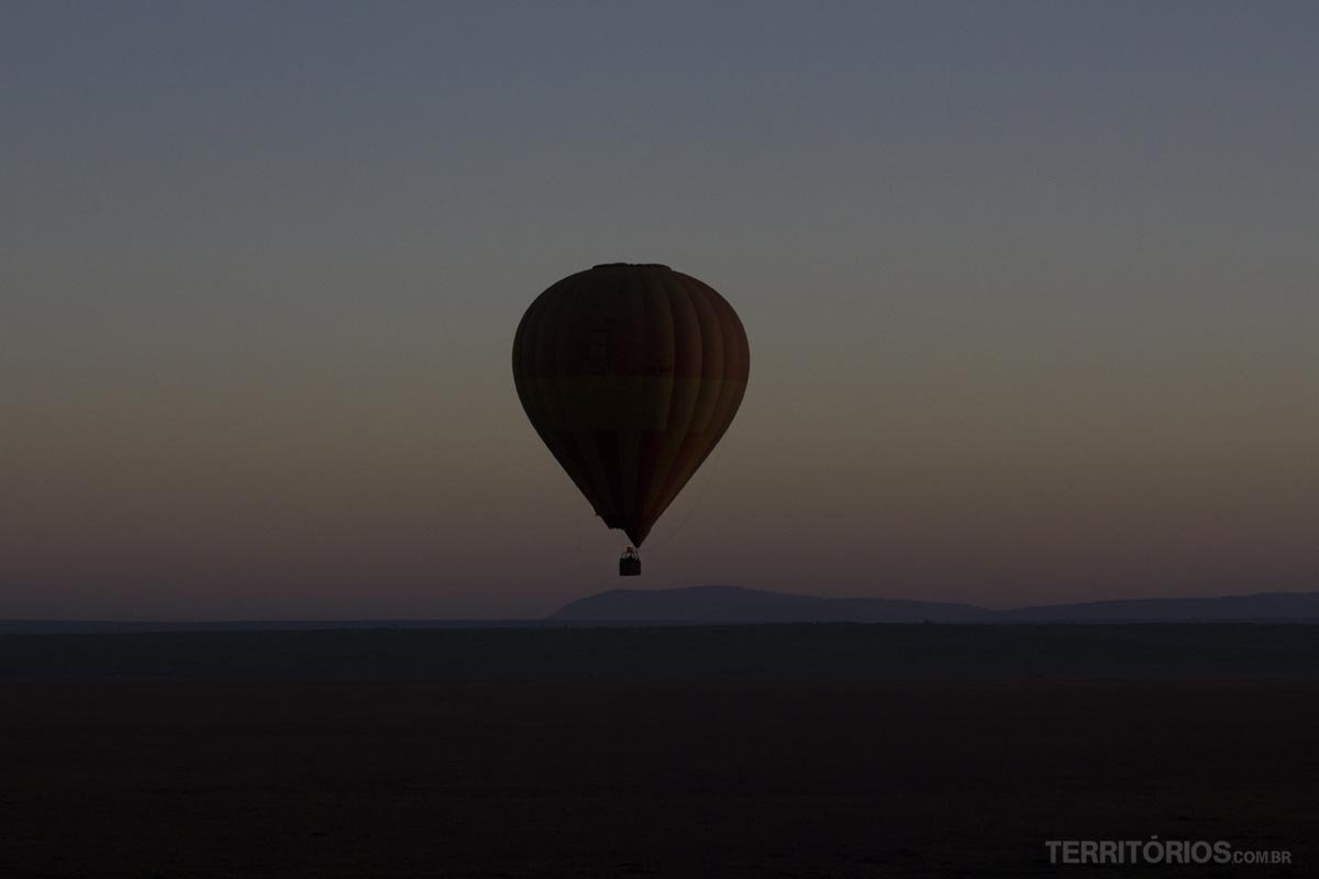 voo de balão no nascer do sol