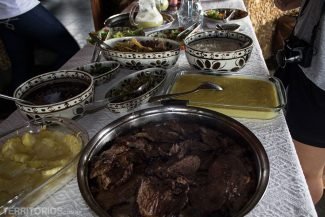 Carnes, broa de milho e comida típica mineira