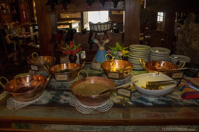 Mesa de doces caseiros no restaurante Conto dos Réis, em Ouro Preto
