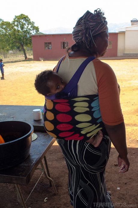 Como as mulheres trabalham e levam seus filhos para todos os lados na Suazilândia