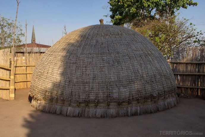 Oca tem porta bem pequena para o visitante se curvar quando entra