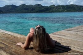 Mulher em deck na ilha de Providência ilustra o texto explicativo onde fica o caribe