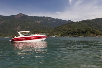 alugue uma lancha pra descobrir ilha grande