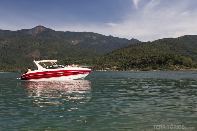 alugue uma lancha pra descobrir ilha grande