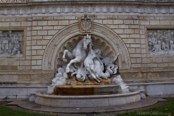 Escultura na via dell'Indipendenza