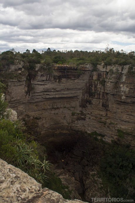 Paredão onde acontece o swing tem uma cachoeira quando não é época de seca