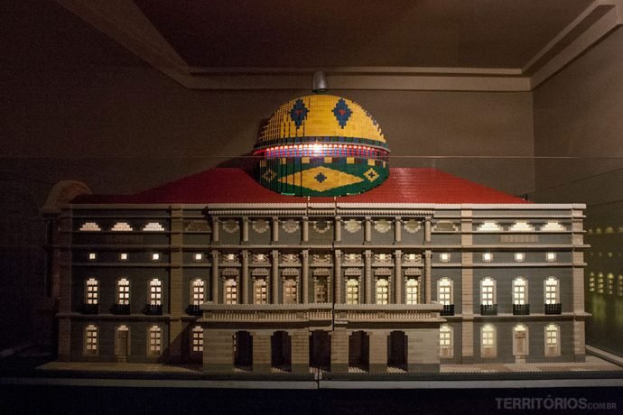 Maquete do Teatro Amazonas feita em Lego