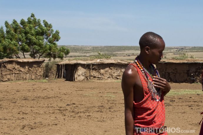Casas de barro ao fundo é onde dormem os Masais