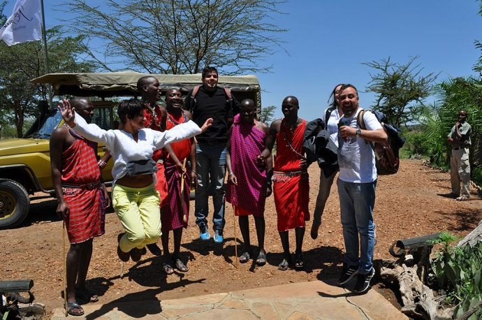 Retribui o olá do jeito deles (os Masais)