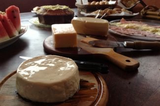Variedade de queijos no café da manhã