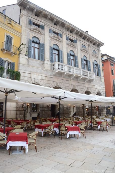 Agradável sentar nos restaurantes das praças, observar o movimento e fazer o que de melhor se faz na Itália: comer