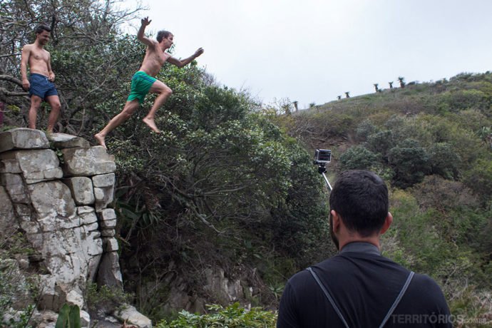 Pulo na costa selvagem da África do Sul