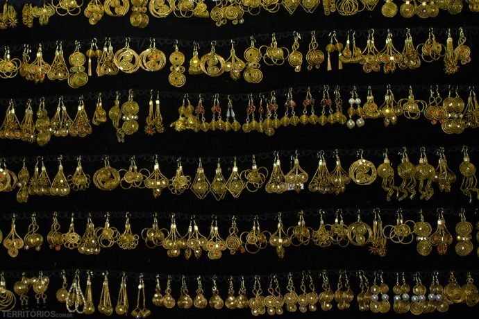 Brincos feitos de capim dourado, matéria prima do Jalapão