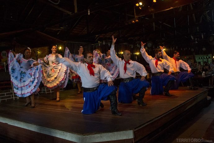 Dançarinos mostram tradições gaúchos no CTG 35