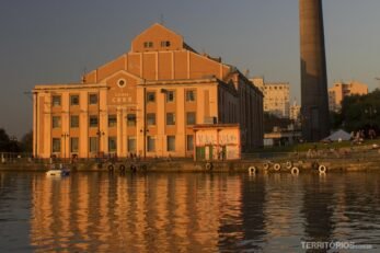 Usina do Gasômetro dourada no final da tarde