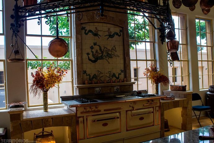 Utensílios de cozinha no Copper Art Museum lembram casa de vó ou casa da fazenda