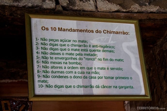 Quadro na parede descreve os 10 mandamentos do Chimarrão