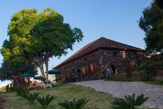 Casa de Pedra centenária é o Casa Ângelo Restaurante