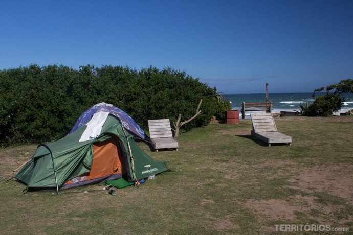 Área de camping na beira da praia Jeffreys Bay