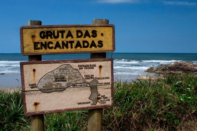 Placas de sinalização nos pontos turísticos e encruzilhadas ajudam no como chegar e circular na Ilha do Mel
