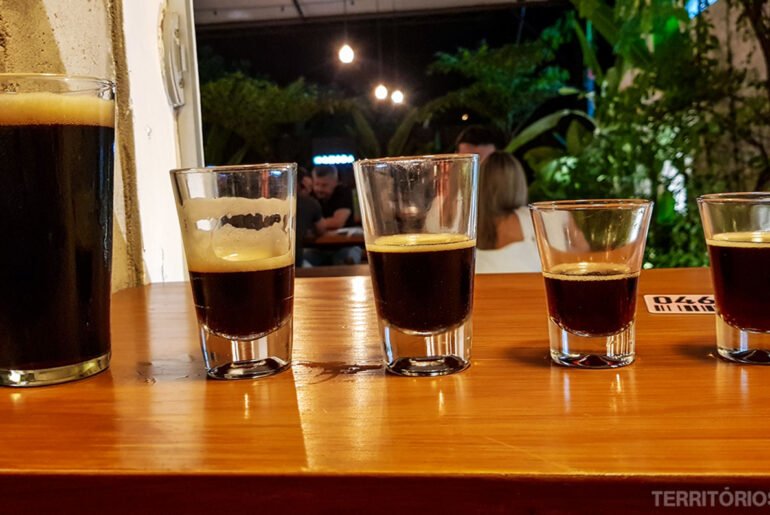 5 copos com cervejas stouts para degustar