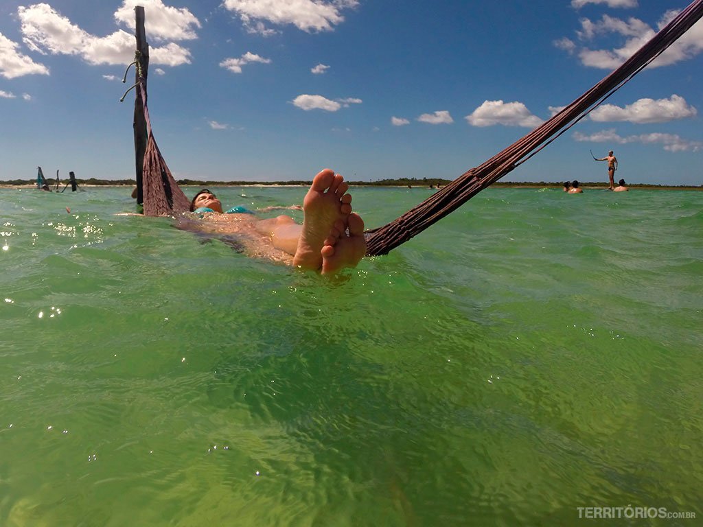 Roberta descansa em rede na Lagoa Paraíso