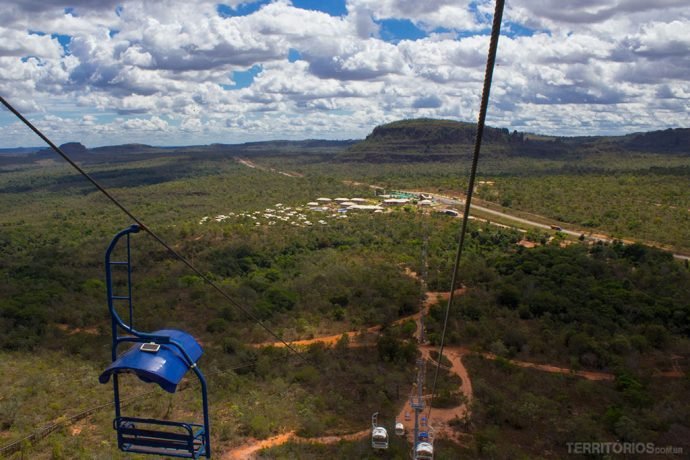 Vista do teleférico para parte da estrutura do complexo Pedra Caída