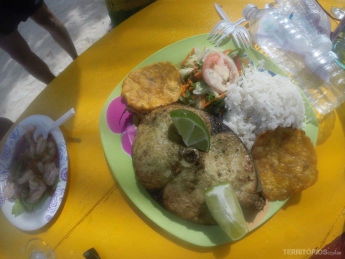 Peixe com arroz e plátano no Bibi's Place