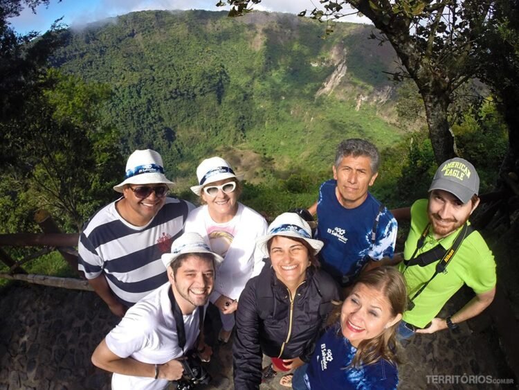 No topo do vulcão San Salvador com o grupo em El Salvador