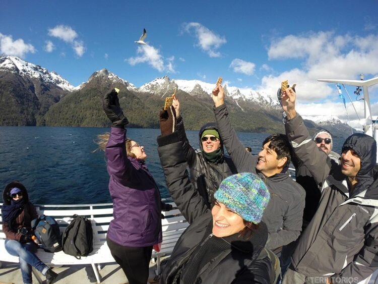 Blogueiros e jornalistas alimentam gaivotas no Cruce Andino