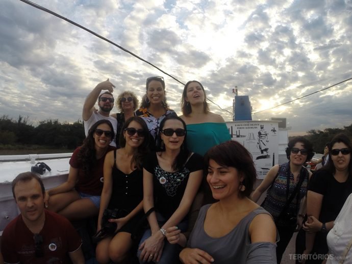 Blogueiros de viagem em Porto Alegre no passeio para navegar pelo Guaíba
