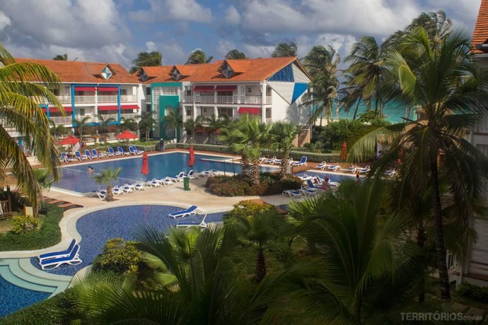 Vista do meu quarto para algumas das piscinas e arquitetura típica da ilha do Caribe Colombiano.