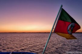 Cenário da bandeira do Rio Grande do Sul ao navegar pelo Guaíba