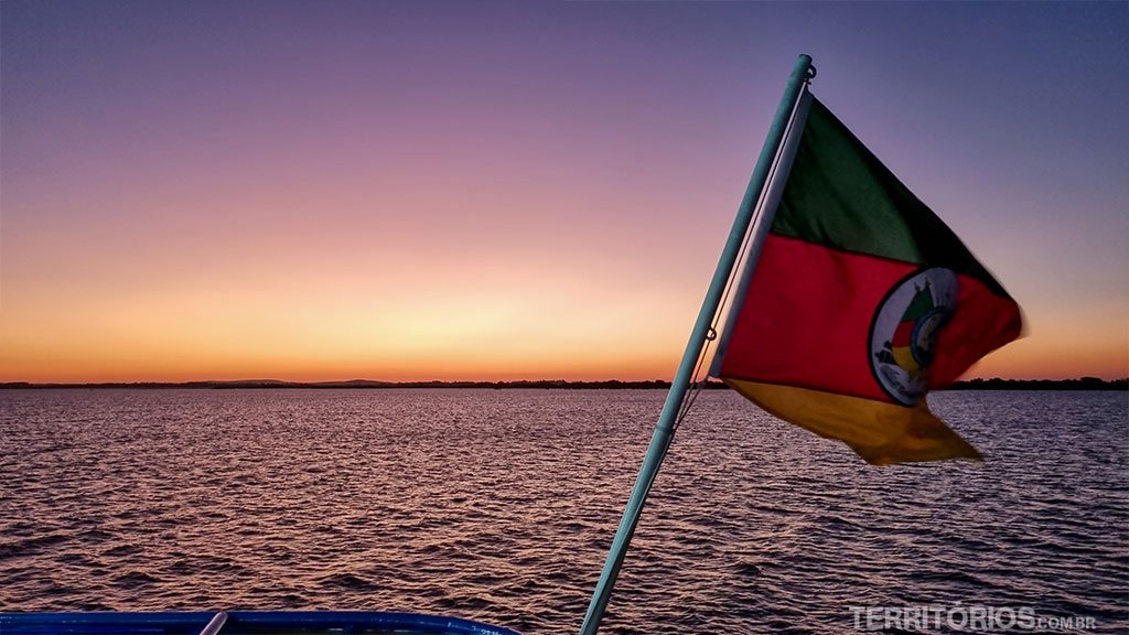 Cenário da bandeira do Rio Grande do Sul ao navegar pelo Guaíba