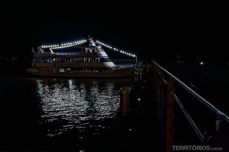 Barco para navegar pelo Guaíba