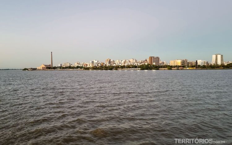 Skyline de Porto Alegre visto quando navegar pelo Guaíba