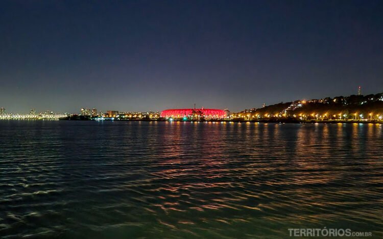 Estádio Beira-rio iluminado ao navegar pelo Guaíba
