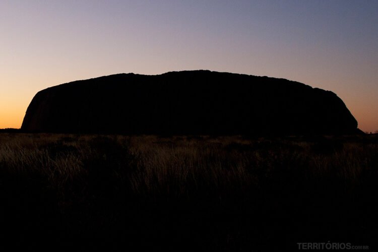Cores de Uluru : preto na alvorada
