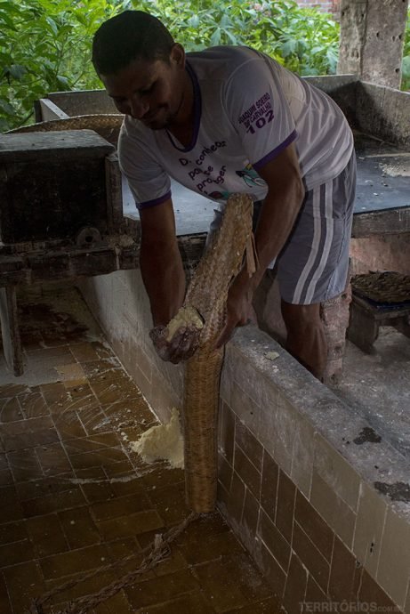 Demostração de como fazer farinha de mandioca na Casa da Farinha