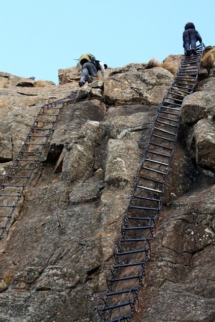 Escada de ferro para descer a montanha mais alta da África do Sul