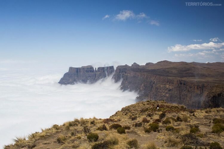 montanha mais alta da África do Sul acima das núvens