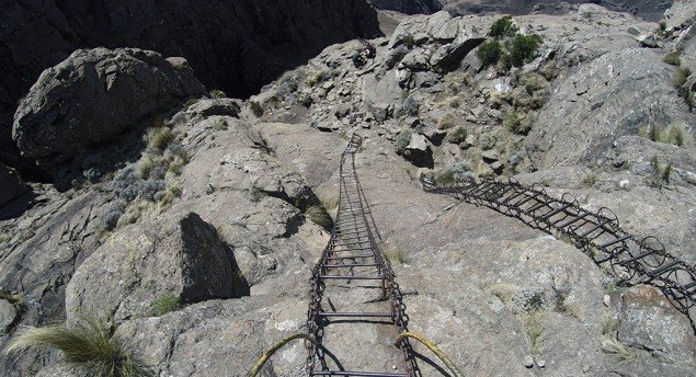 Escada de ferro vista do alto