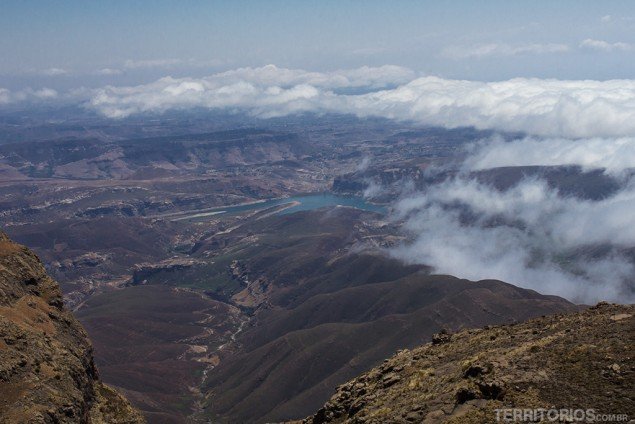 Vista quando as nuvens começaram a dispersar na montanha mais alta da África do Sul