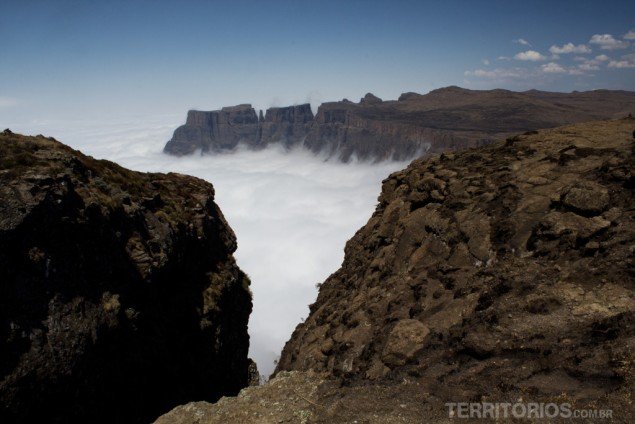 Perspectiva no alto do platô da montanha mais alta da África do Sul