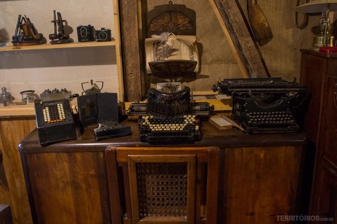 Mesa de jornalistas e escritores