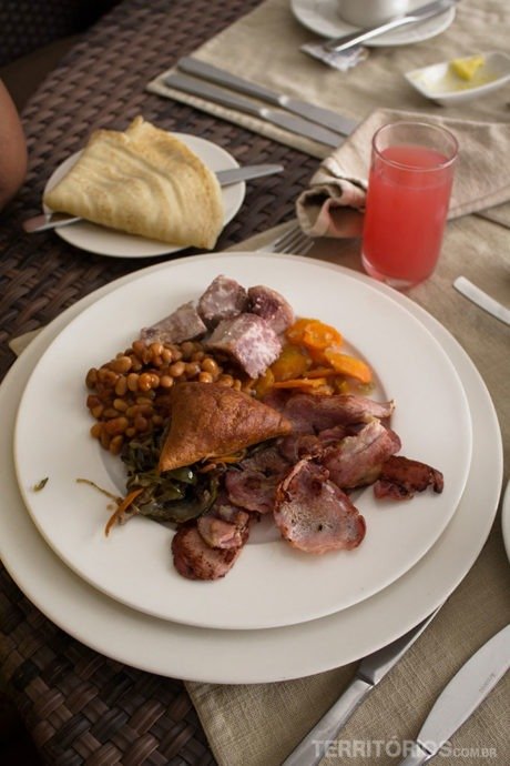O café da manhã dos quenianos com legumes e ingredientes da feijoada brasileira