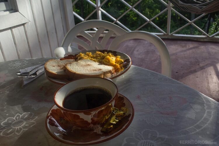 Café e torradas no café da manhã ao ar livre