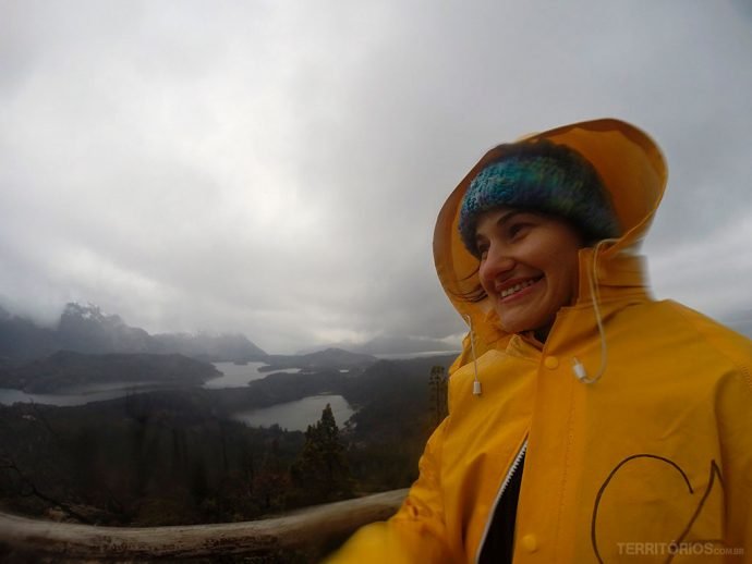 Congelando e sorrindo com a vista do Cerro Campanário, em Bariloche
