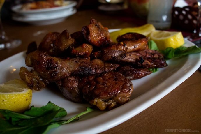 Prato com chinchulines e mollejas