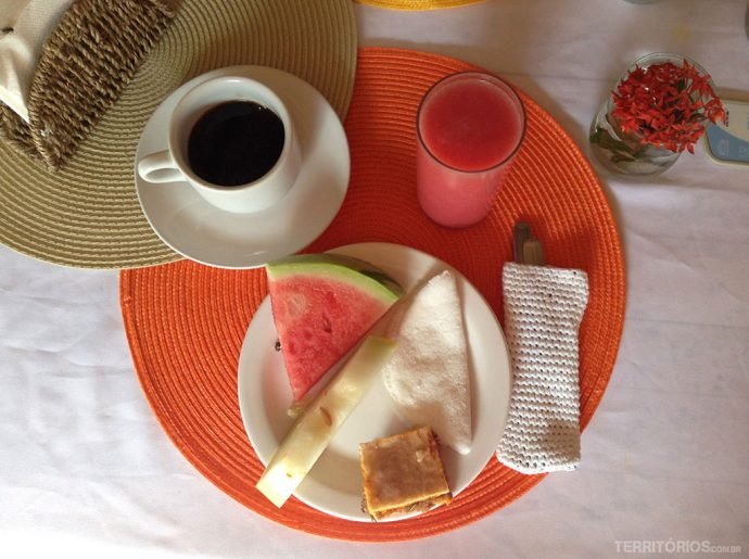 Café da manhã com bolo de milho, tapioca, frutas da estação e suco natural